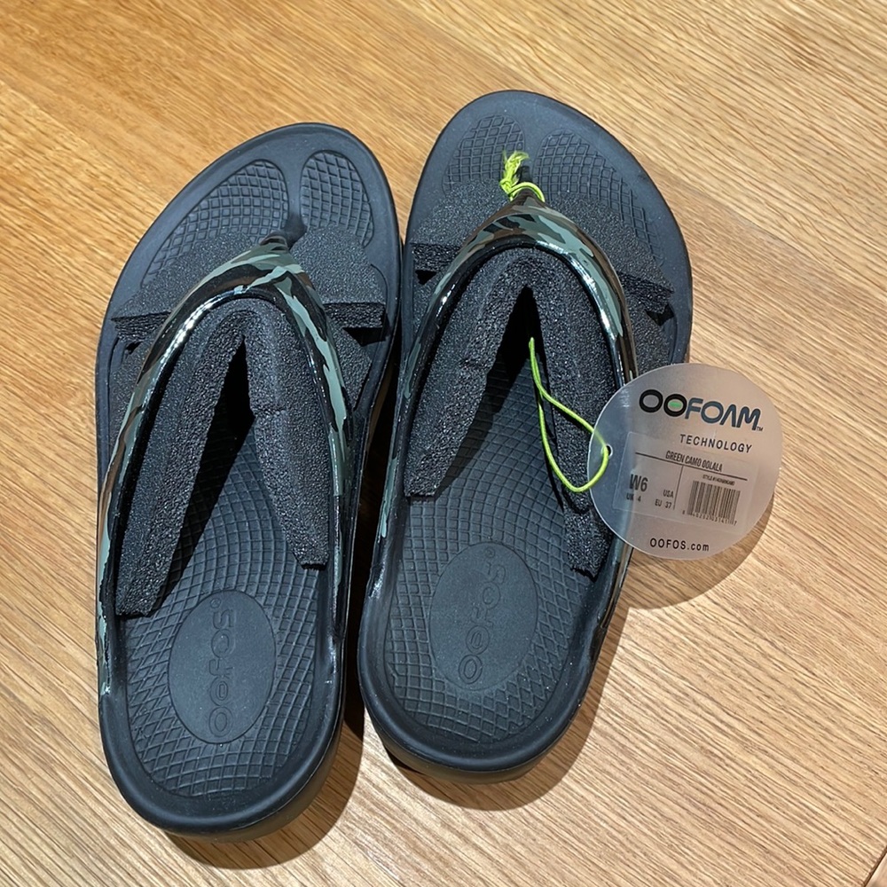 New with tags OOFOS OOlala flip flop women’s size 6 green/black camouflage